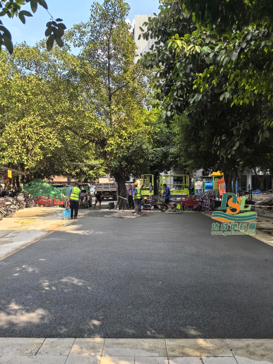 廣州老舊小區升級改造，透水混凝土路面攤鋪施工中~